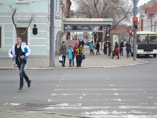 ГИБДД просит оренбуржцев усилить контроль за детьми при пересечении улицы.

