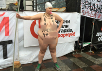 Активистка Femen устроила перфоманс в преддверии митинга экс-губернатора Одесской области Михаила Саакашвили в Киеве