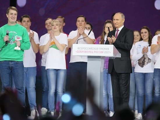 Около 200 калужан стали свидетелями вручения премии волонтеру года Президентом Путиным