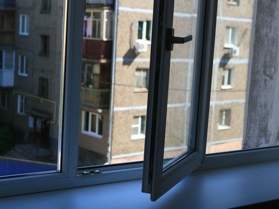В Новотроицке девушка случайно выпала из окна 