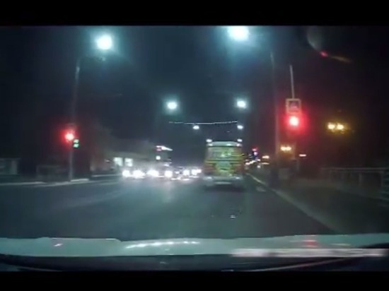 В Оренбурге водителя автобуса наказали за проезд на красный сигнал светофора