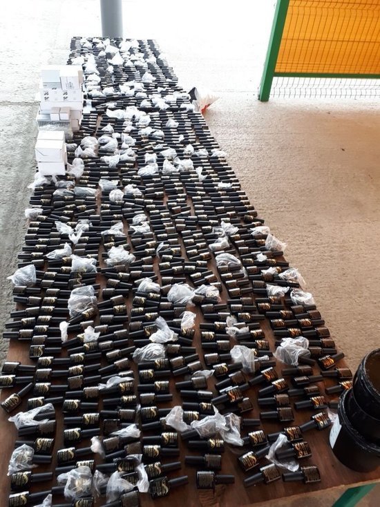 Украинец не смог ввезти в Крым 800 баночек контрабандного лака 