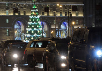 Традиционно в последние недели декабря Москва встает в километровых пробках: ситуацию усложняют снегопад и предновогодний шопинг