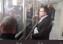 Бывший губернатор Одесской области и лидер украинской партии "Рух нових сил" Михаил Саакашвили назвал себя в киевском суде "военнопленным"