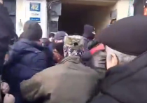 Сторонники бывшего губернатора Одесской области Михаила Саакашвили, которого задержали на прошлой неделе, попытались прорваться в здание Печерского суда Киева. Там сегодня начался судебный процесс, на котором политику должны избрать меру пресечения. 