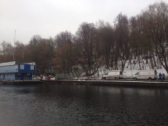 По словам знакомых, спасенная из Москвы-реки женщина помешалась на почве религиозных практик
