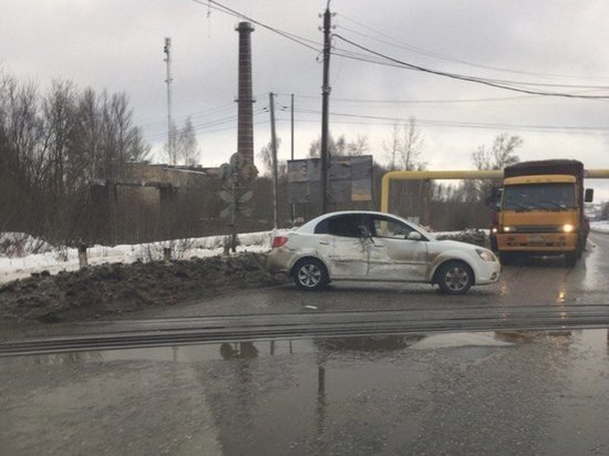 В Костроме под поезд угодила иномарка