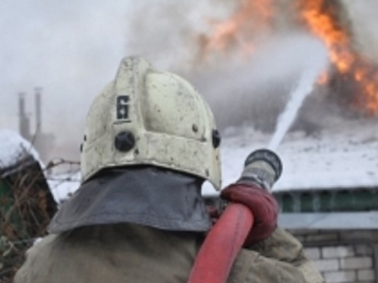 В Покровке горело бытовое здание ООО "РН-Сервис"