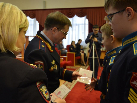 Начальник оренбургской полиции вручил кадетам паспорта