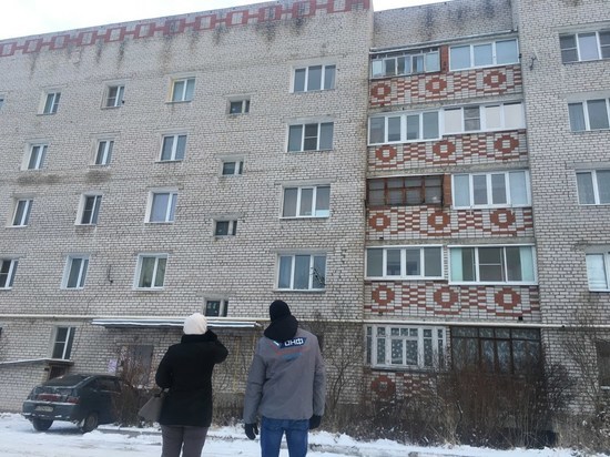 Жители пятиэтажки в Калуге второй год живут с дырявой крышей 