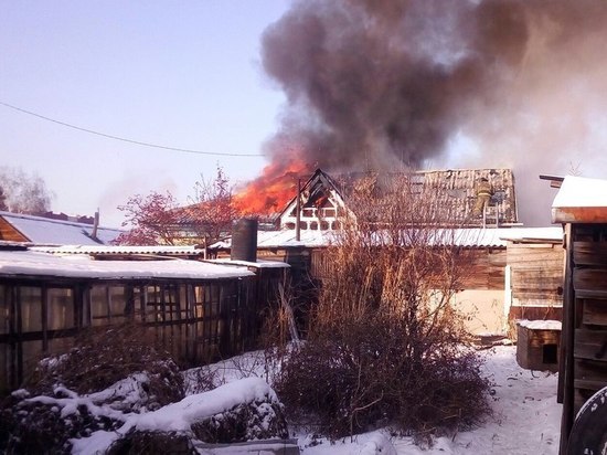 30 огнебрцев тушили 100 кв. метров крыши жилого дома в Барнауле