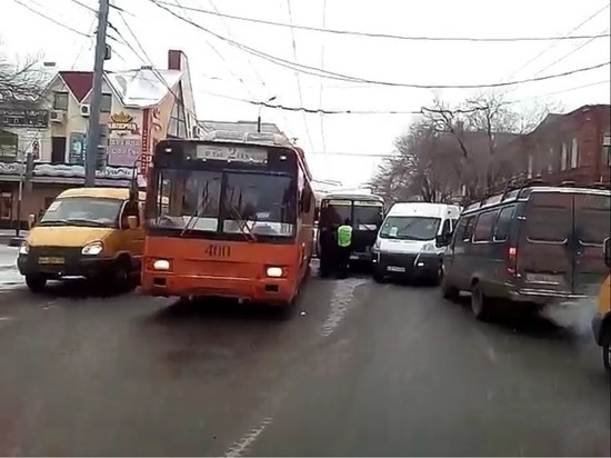 В Оренбурге из-за аварии с участием троллейбуса и автобуса скопилась пробка