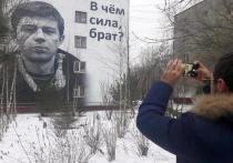 Портрет трагически погибшего актера Сергея Бодрова в образе бессмертного героя 90х Данилы Багрова появился на днях на фасаде дома №34 на Кременчугской улице в Москве