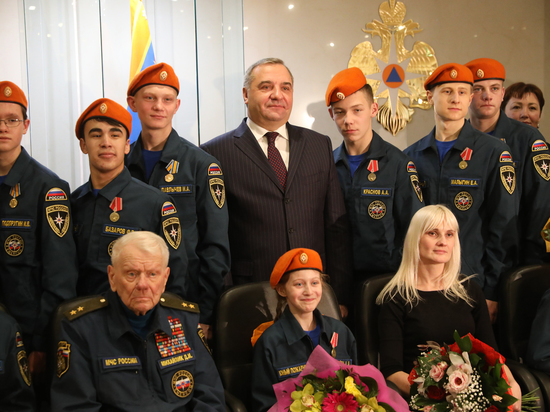 Владимир Пучков вручил им медали «За отвагу на пожаре» и «За спасение погибающих на водах»