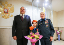 Девочка-герой из Омска, спасшая из огня двух детей — сестру-инвалида и брата, — вместе с родными осталась без дома