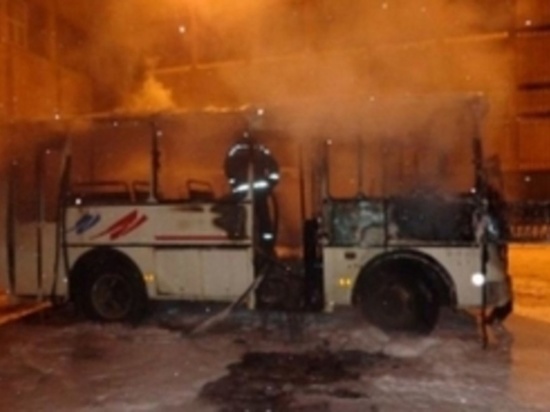 В Оренбурге утром на Салмышской сгорел автобус