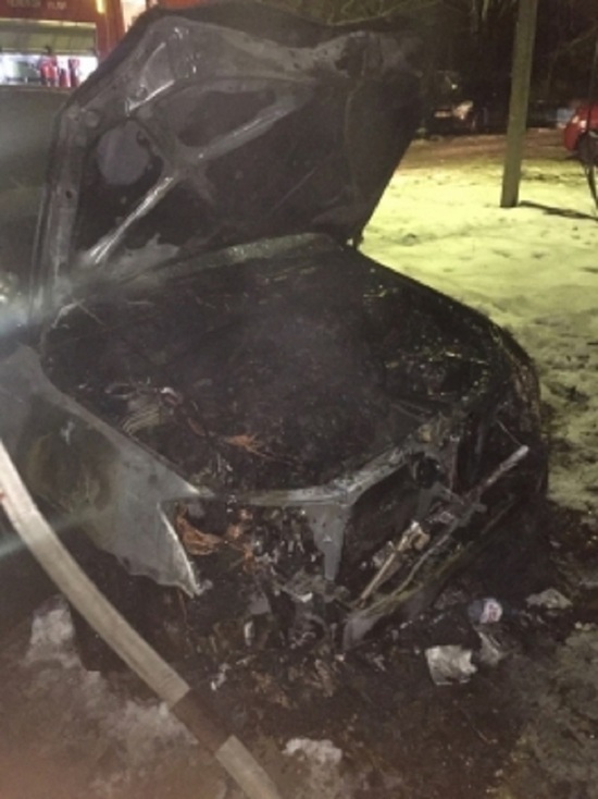 Сгорел до тла: в Ярославле ночью сгорел автомобиль