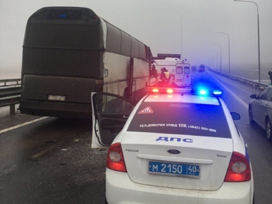 Пассажирский автобус стокнулся с грузовиком на трассе под Калугой