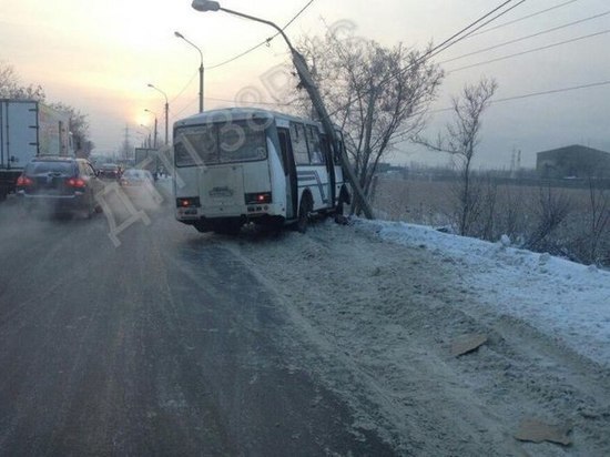 Иркутский автобус с 22 пассажирами врезался в столб