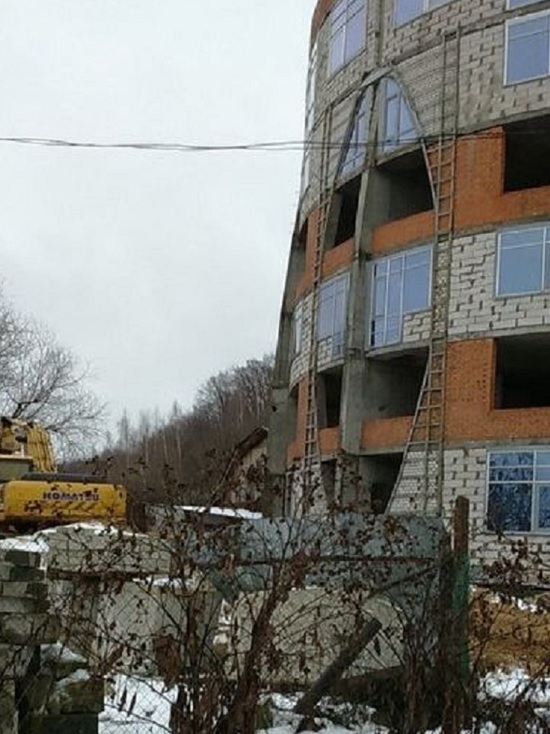 Незаконное здание гостиницы на Гребном канале в Нижнем Новгороде сносят