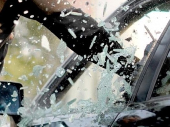 Молодой калужанин выбивал стекла в автомобилях и похищал имущество из салона 