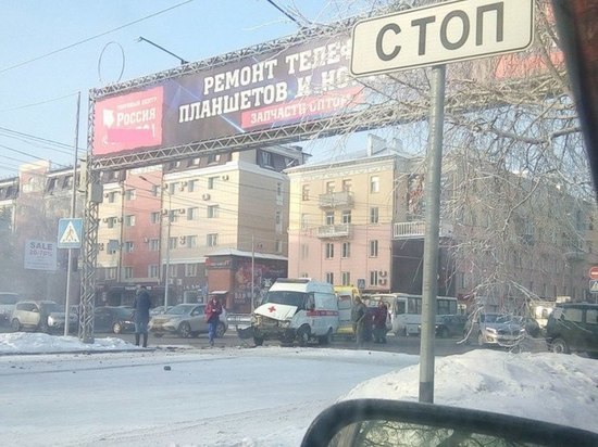 В Барнауле столкнулись «Скорая помощь» и «Toyota Land Cruiser»