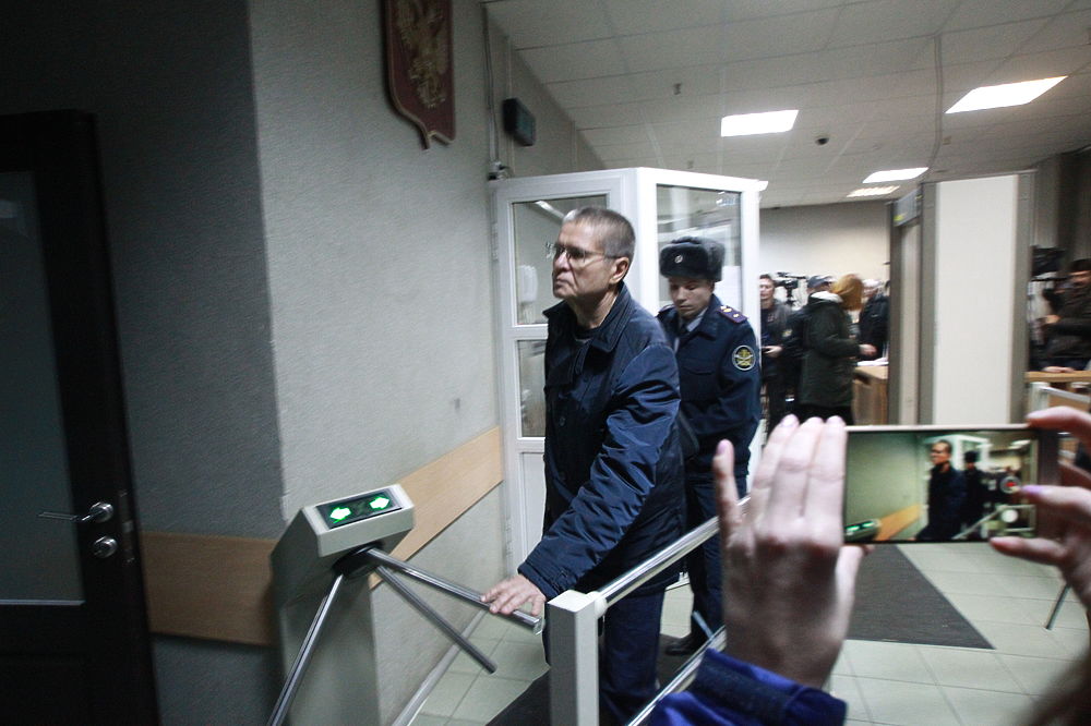 Улюкаев в ожидании приговора чуть не танцевал: кадры из суда