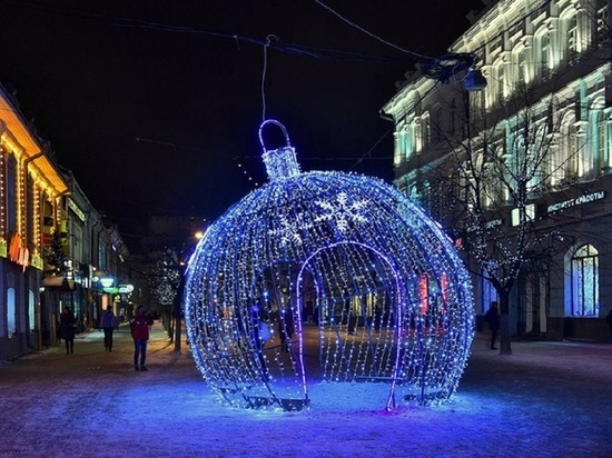 Городские улицы Ярославля украшают новогодними гирляндами