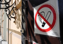 Антитабачные плакаты, а также изображения и надписи на пачках сигарет призваны отбивать у людей желание курить
