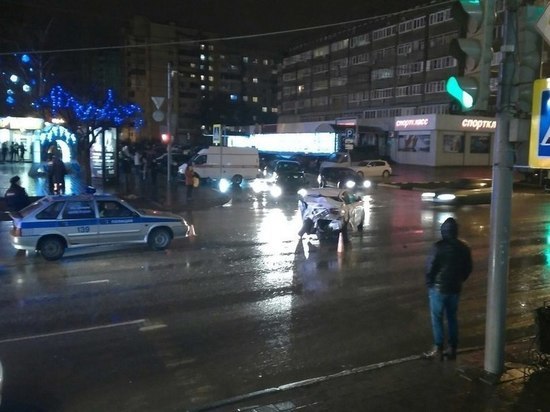 В Тамбове возле ЛДС "Кристалл" столкнулись сразу три автомобиля