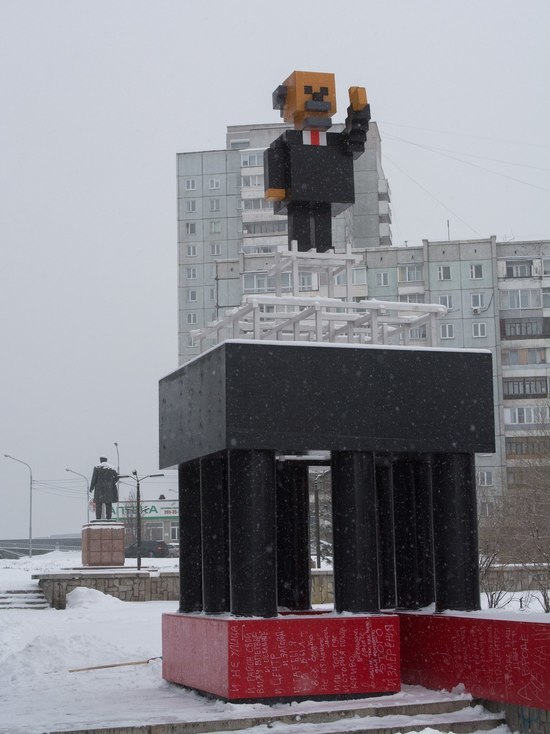 На новый памятник Ленину в Красноярске коммунисты жалуются президенту