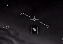 В интернете было опубликовано видео, на котором можно наблюдать, как американский военный самолет преследует НЛО, а его пилот пытается понять природу оказавшегося перед ним объекта