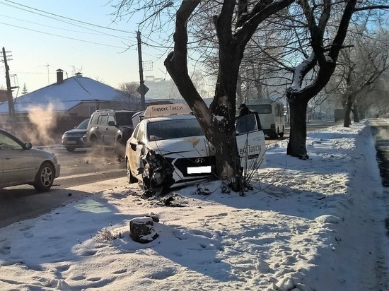 Две пассажирки «Яндекс.Такси» пострадали в аварии в Барнауле