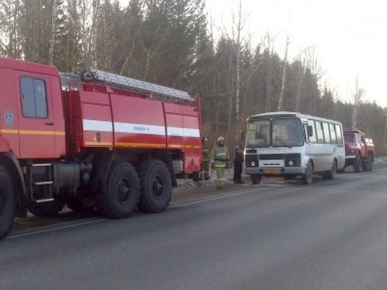 В костромском автобусе находу вспыхнул огонь в колесе
