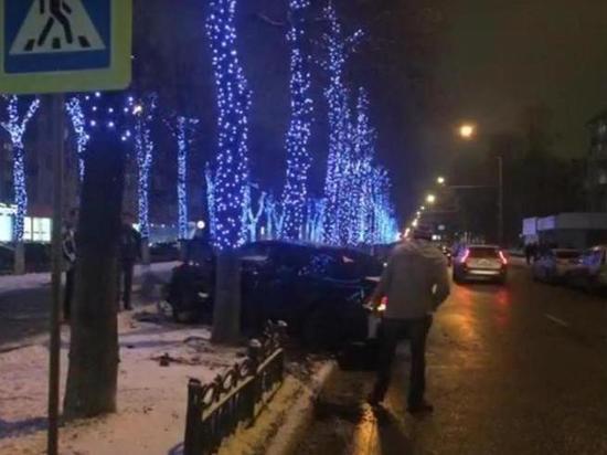 Подрезал, гад: в Ярославле «Хонда» снесла чугунный забор