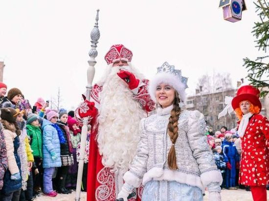 Российский Дед Мороз зажжет елки в Костроме в День энергетика