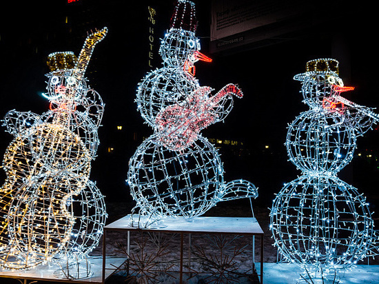 Трехметровых снеговиков-музыкантов установили в центре Барнаула