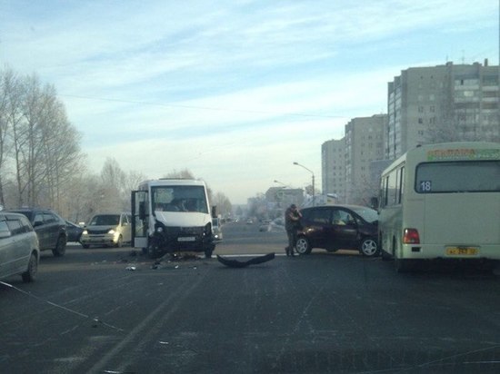 Авария в Барнауле: два пассажирских автобуса помяли легковушку