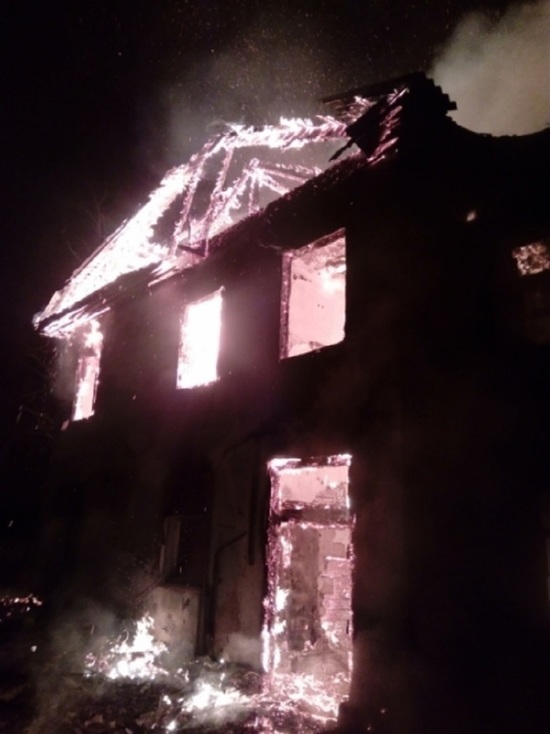 В Ярославле пожарные восемь часов тушили расселенный дом