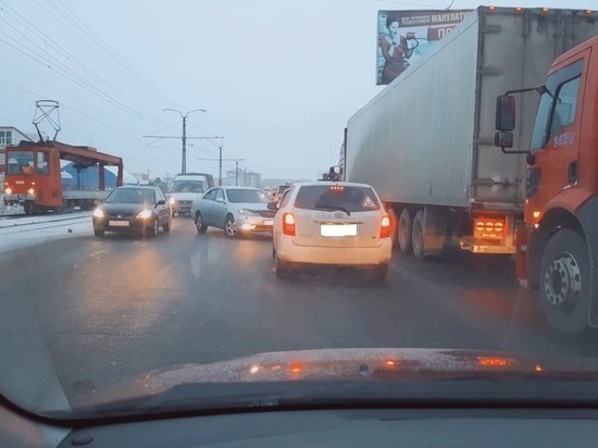 Двойное ДТП в Барнауле спровоцировало пробку на улице Попова