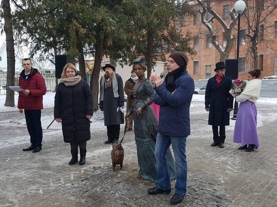 "Дама с собачкой" сошла со страниц рассказа на улицу Чехова - в Серпухове появилась новая скульптура