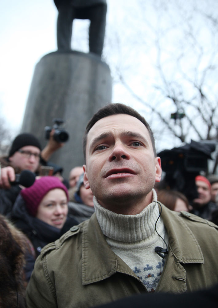 Цветы, значки и призрак Навального: в Москве состоялся несогласованный митинг