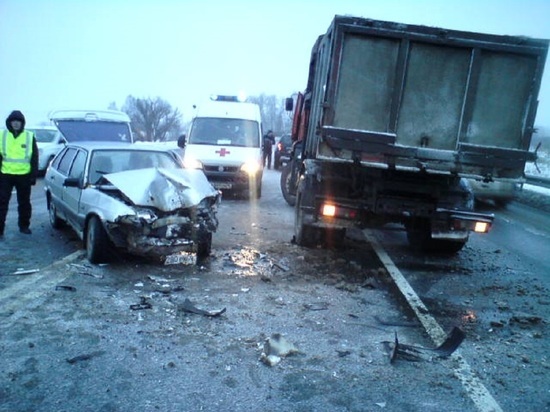 Крупная авария в Ростовском районе: на трассе М-8 столкнулись «ВАЗ» и «КАМАЗ»
