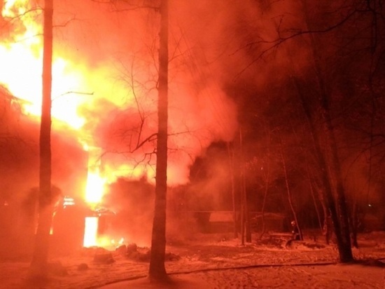 Пожарные пять часов тушили здание в Заволжском районе Ярославля