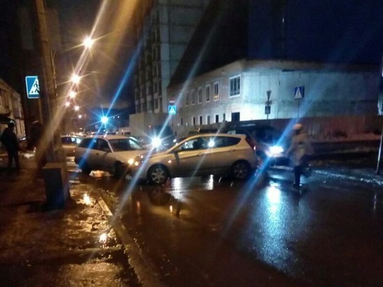 Массовая авария произошла на перекрестке улиц в Барнауле