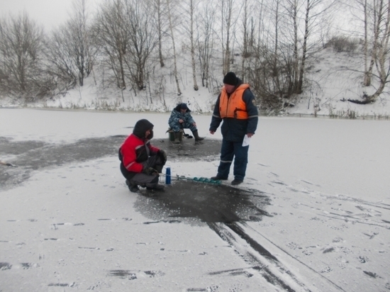 Костромские спасатели ловят на льду не только рыбаков