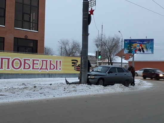 В Оренбурге на проспекте Победы автомобиль влетел в опору ЛЭП