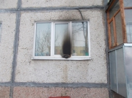 Добрые соседи: в Рыбинске в квартире подожги оконный блок