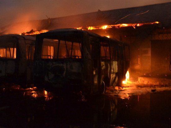 В поселке Куйбышева Оренбурга сгорели три пассажирских автобуса