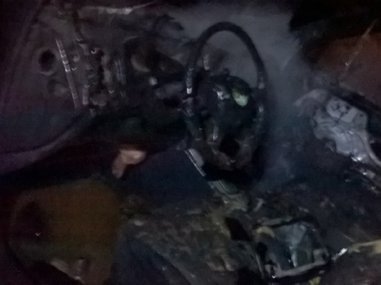 Сгорел дотла: в Рыбинске огонь уничтожил автомобиль